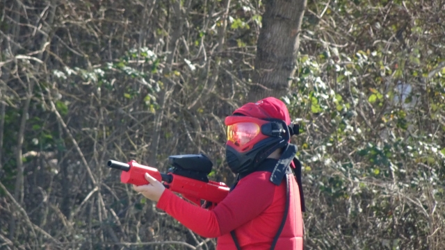  Paintball in einem Waldgebiet 