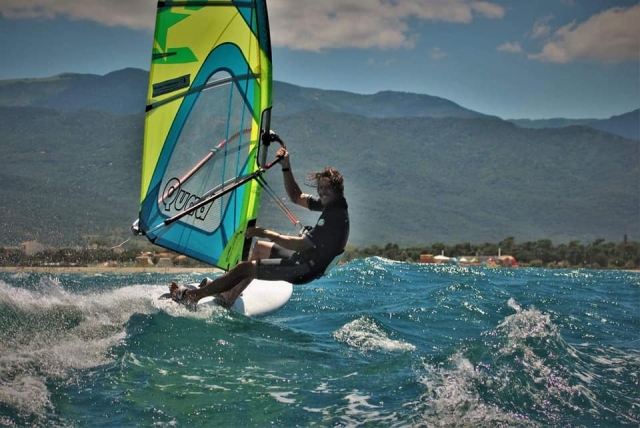 Surf sur les vagues en planche à voile