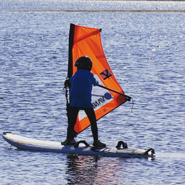Découverte planche à voile enfant