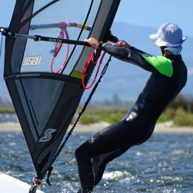 Le moniteur sur son windsurf