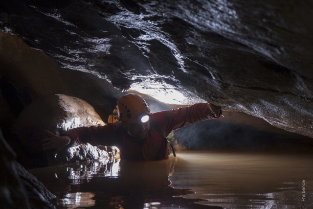 Rivière dans la grotte