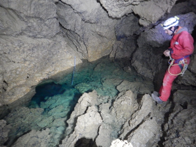  Speleologia nella voragine dell'acqua calda 