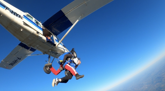  Sprung aus dem Flugzeug in die Luft 