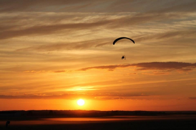 Volo in paramotore al tramonto 