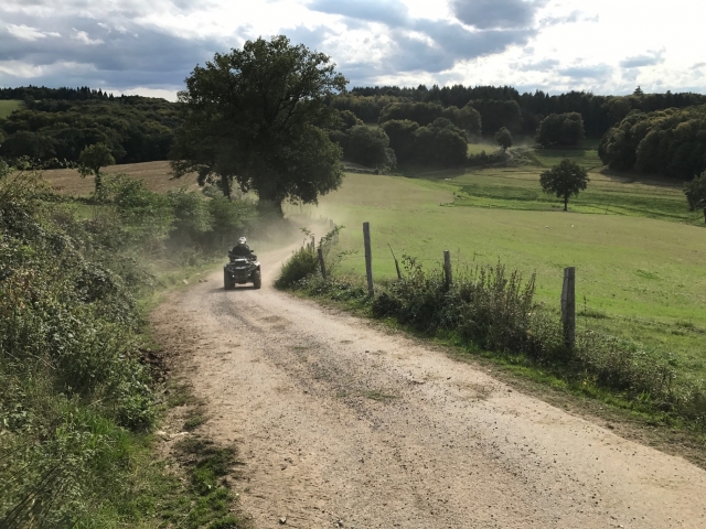  Quad auf Feldweg