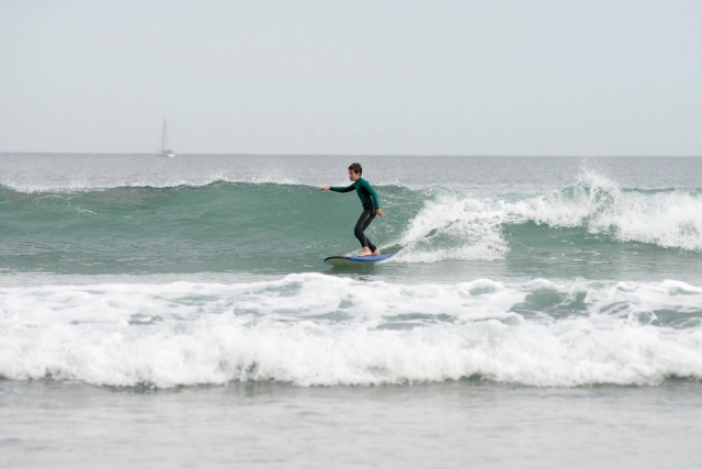  Young surfer through the wave 