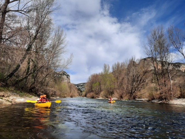  Cruzar el río en kayak 