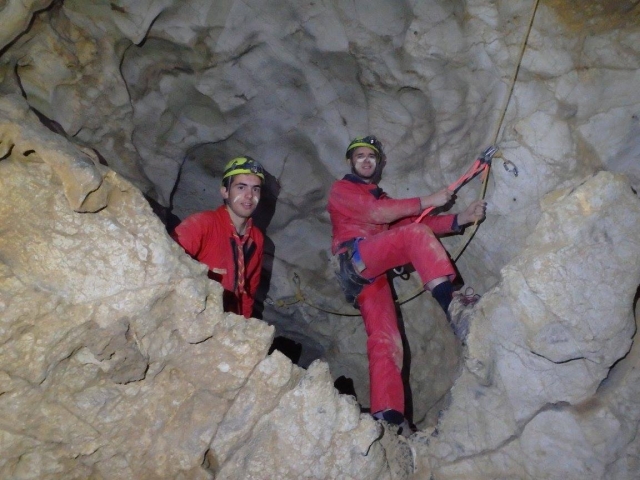 Spéléologie dans la grotte du diable