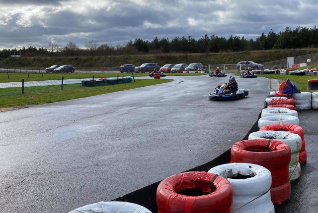 Course de kart sur circuit