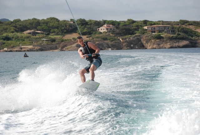  Have fun between the waves of the boat 