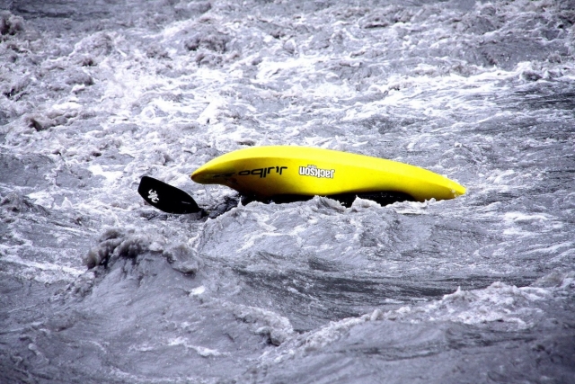 Cano raft renversé