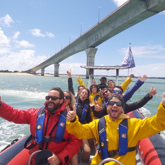  Paso en barco bajo el puente de la Isla de Ré 