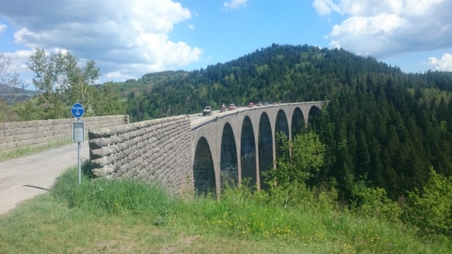  Die Quads überqueren das Viadukt 
