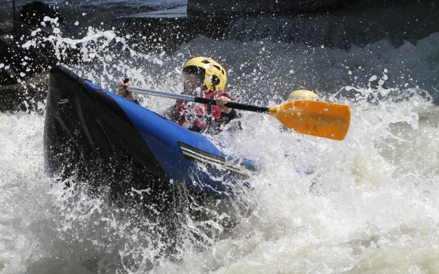  Traversata di rapide in cano-raft 