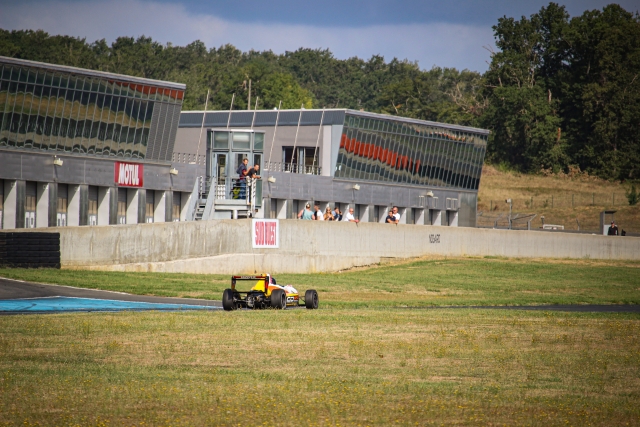 F4 Tatuus em aceleração total no asfalto 