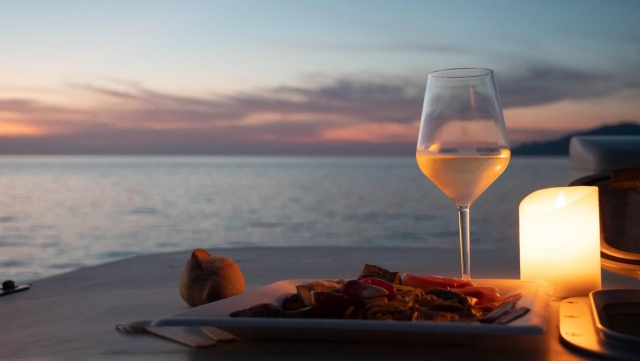  日落时的海上开胃酒 