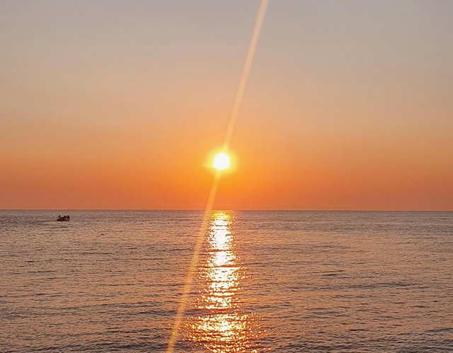 Kreuzfahrt bei Sonnenuntergang 