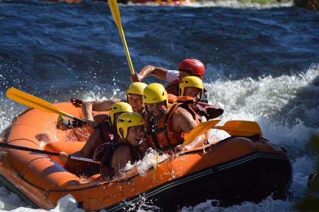  Family rafting