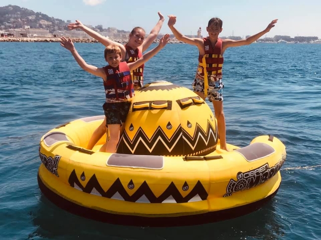  Schleppboje mit der Familie 