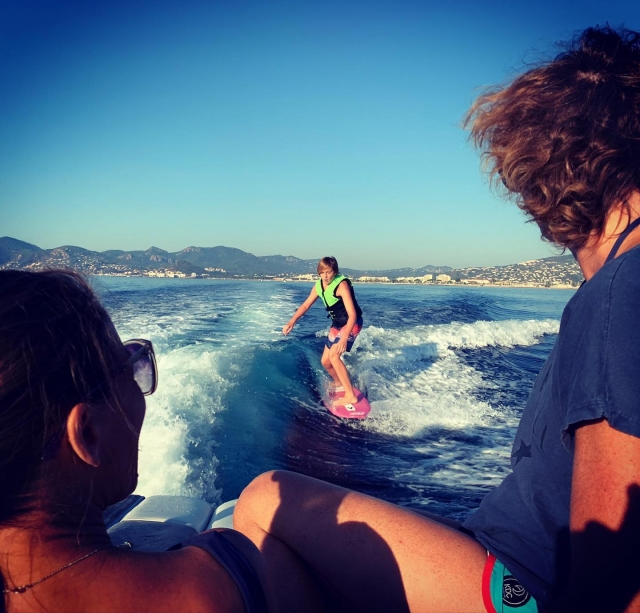 Jeune qui découvre le wakesurf