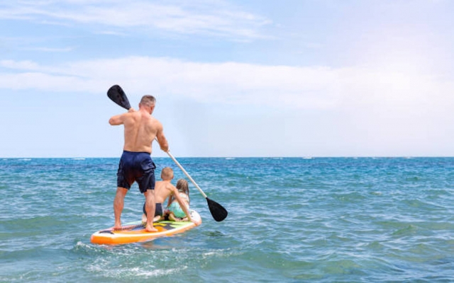  Stand up paddle on lake 