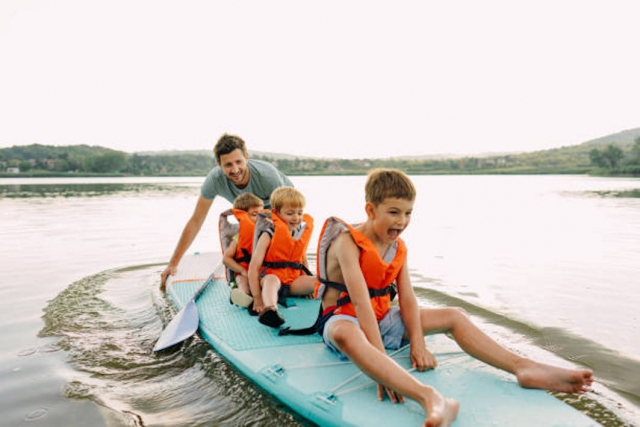  Father and his children on paddle 