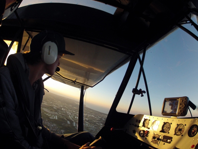  Pilot an der Steuerung des Flugzeugs