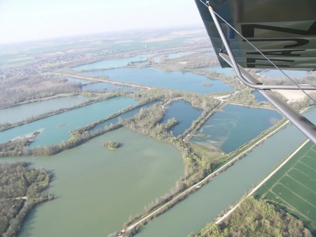  Attraversando graziosi paesaggi in aereo 