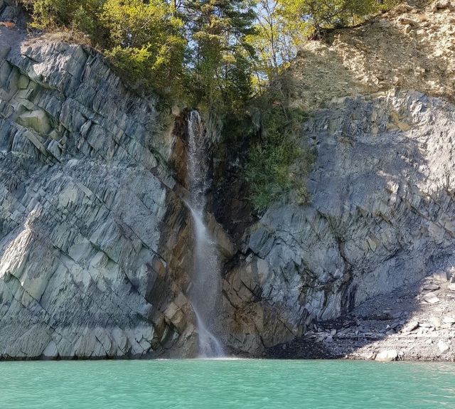  Turquoise lake at the edge of the cliffs 