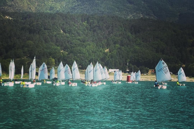  Sailboats on the lake 