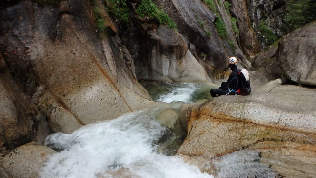Pause au milieu du canyoning