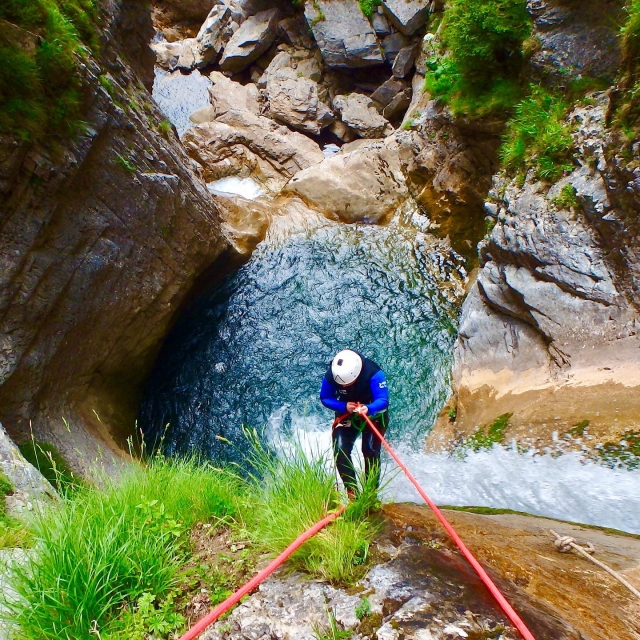 Descente en rappel en canyoning 