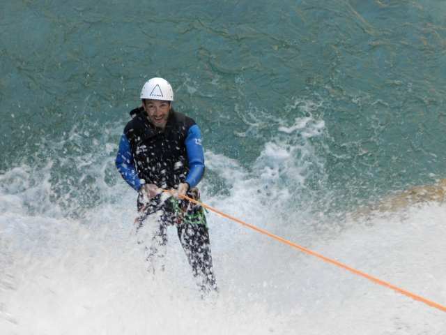 Descente en rappel sous la cascade