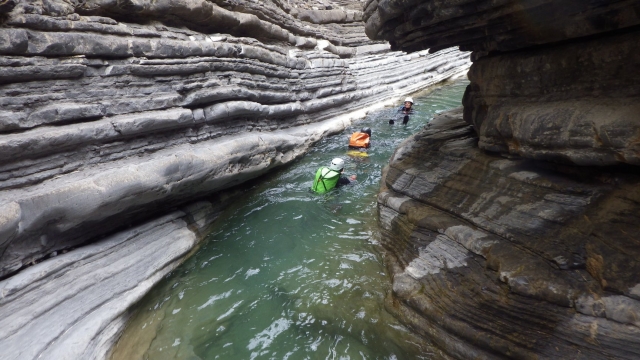 Nage dans le canyon 