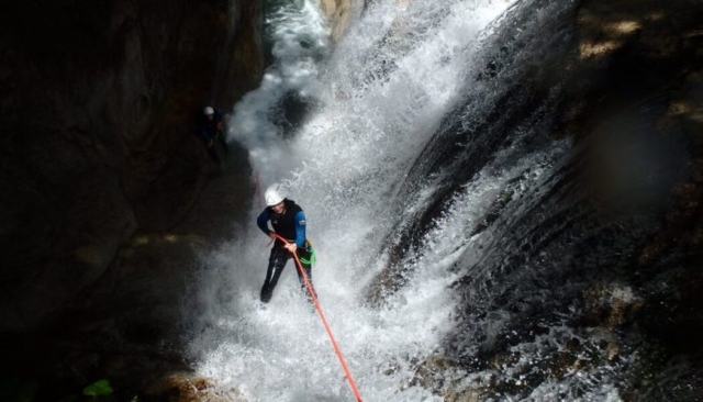  Abseiling 