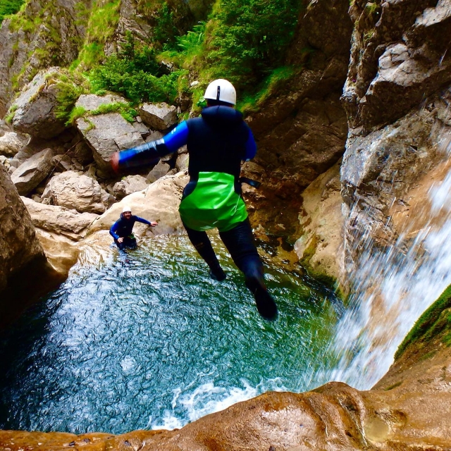  Salto nell'acqua turchese 