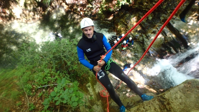  Discesa in corda doppia nel canyon 