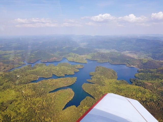  Sorvola il lago di pietra forata 