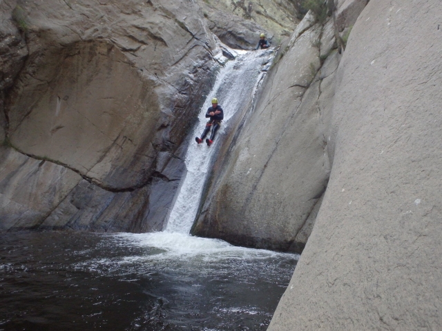 Glissage sur toboggan naturel 