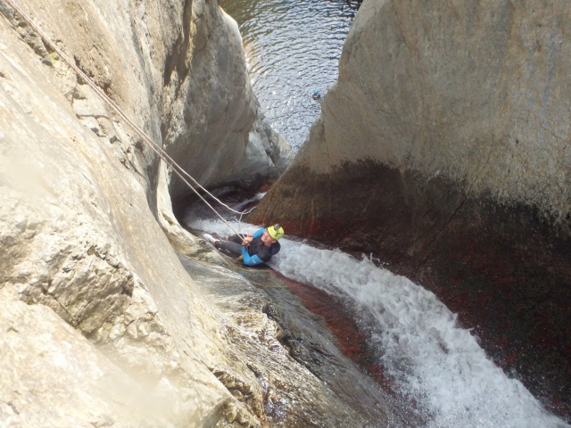 Descente en rappel dans l'eau 