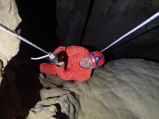  Abseilen in der Höhle 