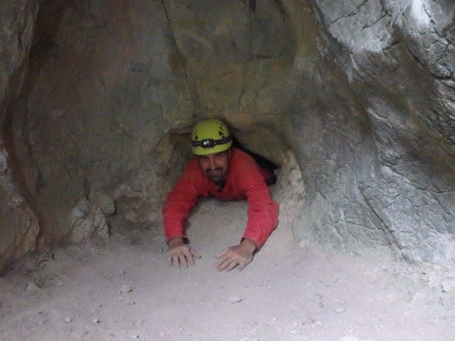  Enger Gang in der Höhle 