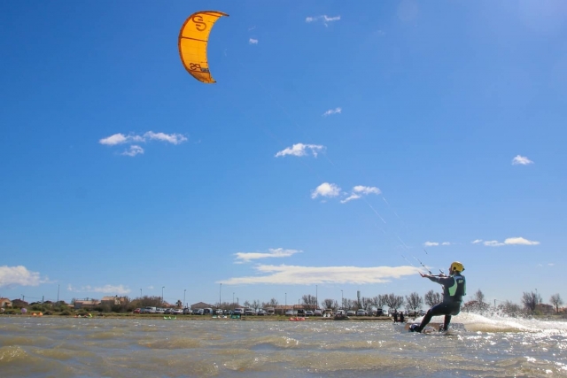 Kitesurfing towards Montpellier 