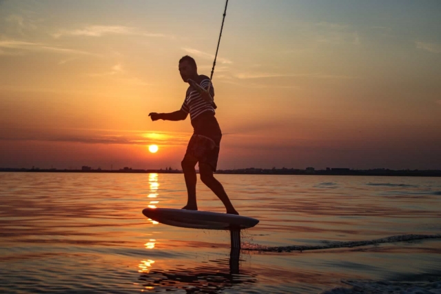  Wakefoil bei Sonnenuntergang 