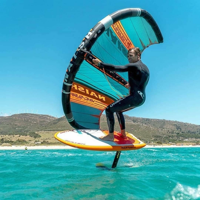  surf acima da água 
