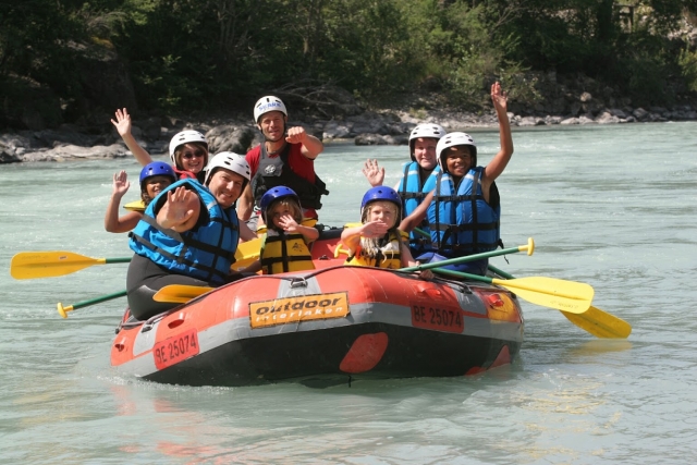  Family rafting in the Hautes-Alpes 