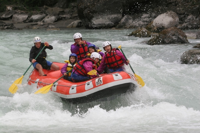  Pass the rapids and take turns 