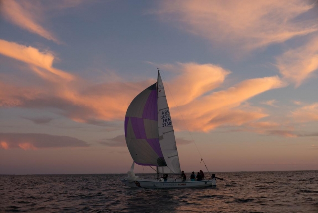  Segelbootfahrt bei Sonnenuntergang 