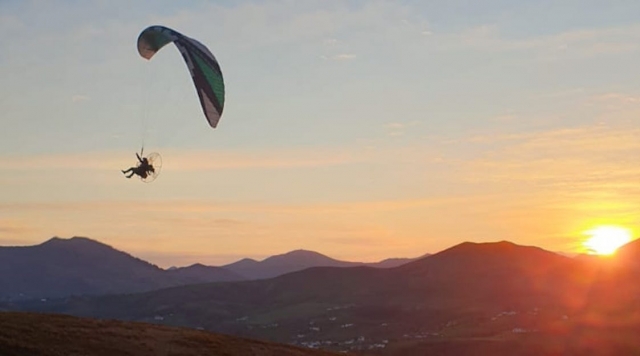 Paramoteur au crépuscule 