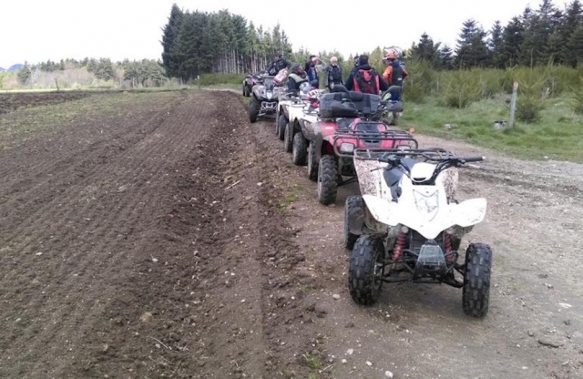  Quad a due posti su un sentiero di campagna 